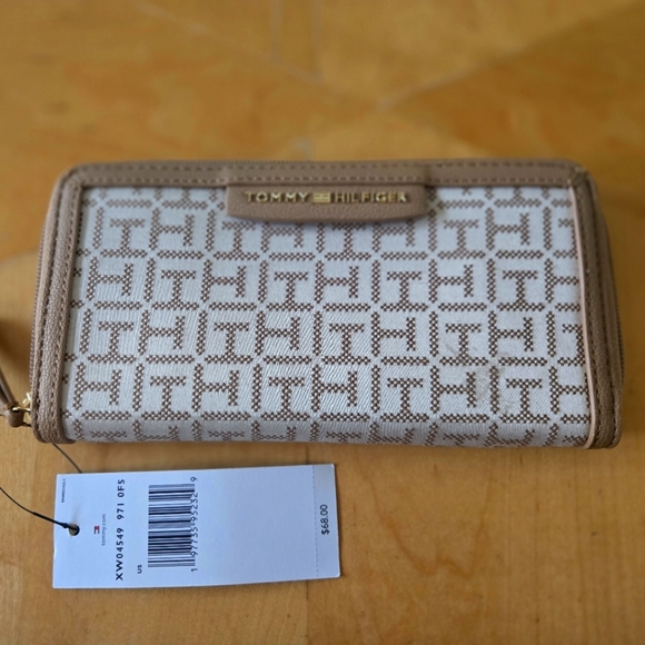 Tommy Hilfiger Tan and White logo Patterned zipper Wallet new w/tags - Picture 1 of 5